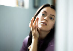 “non-comedogenic skincare for acne-prone skin”